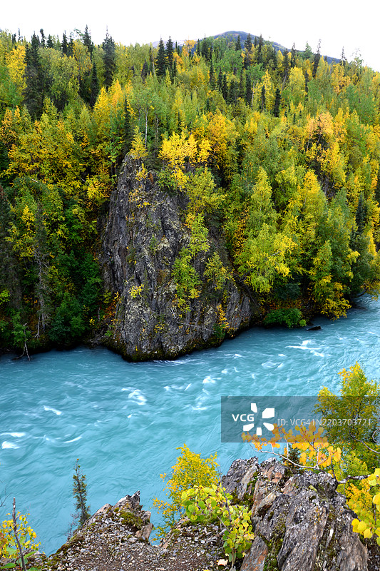 肯奈国家野生动物保护区的“峡谷”区域流淌着肯奈河，阿拉斯加图片素材
