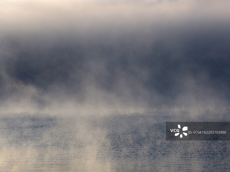阿拉斯加基奈国家野生动物保护区斯基拉克湖上的雾气图片素材
