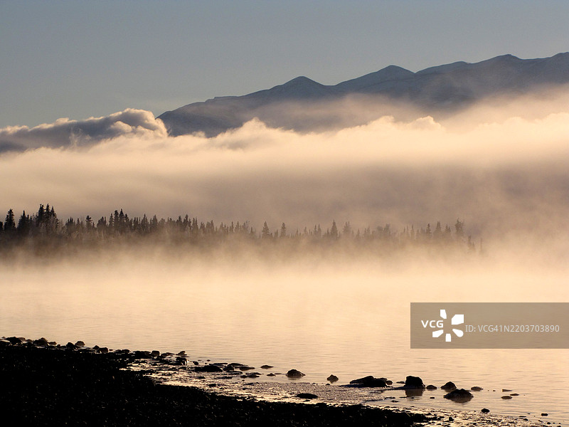 阿拉斯加基奈国家野生动物保护区斯基拉克湖上的雾气图片素材