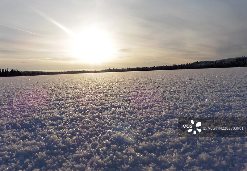 阿拉斯加基奈国家野生动物保护区冰冻湖面上的冰晶与阳光图片素材