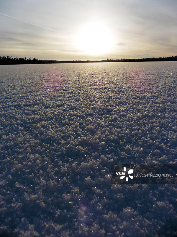 阿拉斯加基奈国家野生动物保护区冰冻湖面上的冰晶与阳光图片素材