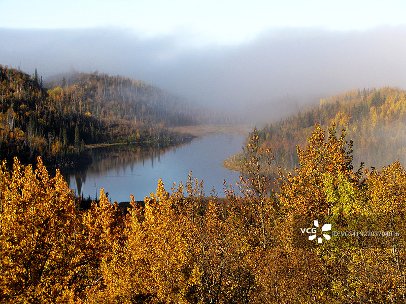 阿拉斯加基奈国家野生动物保护区的湖泊与秋季色彩和雾气图片素材