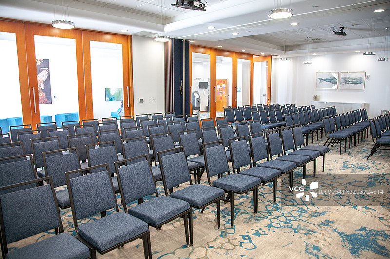在劳德代尔堡的酒店中，排成行的会议椅子图片素材