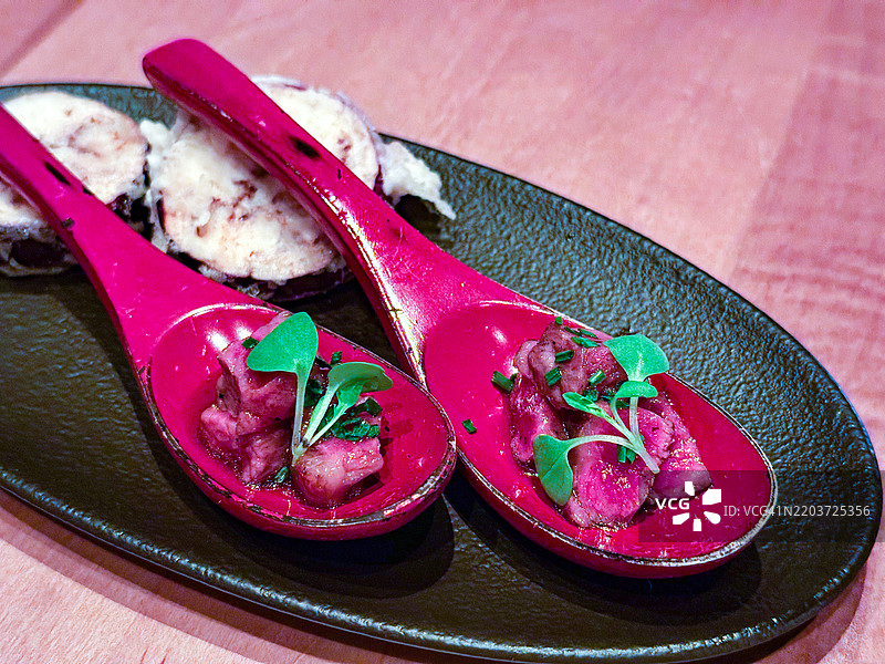 和牛肉放在红色汤匙上图片素材