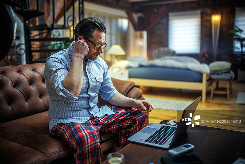 穿着睡裤的男子在视频会议中图片素材