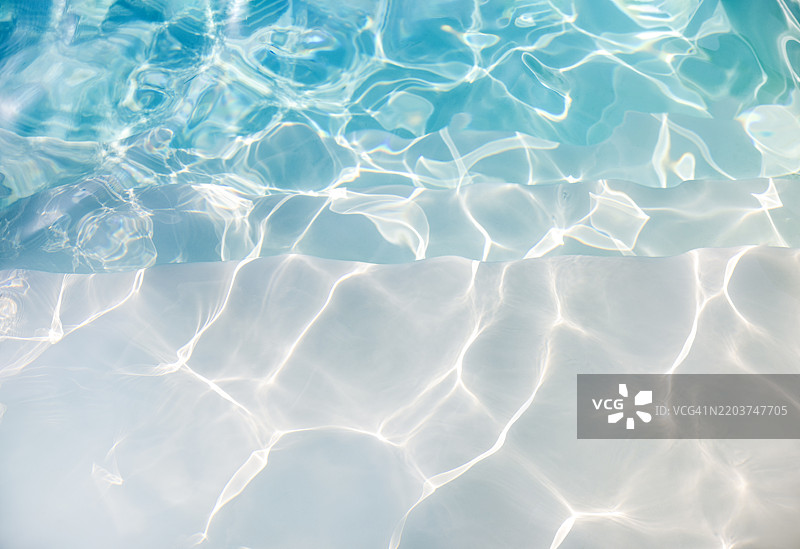 游泳池水中的阳光反射图片素材