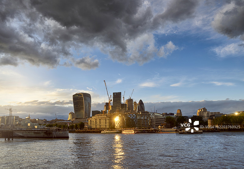 伦敦商业区的现代摩天大楼，英国图片素材