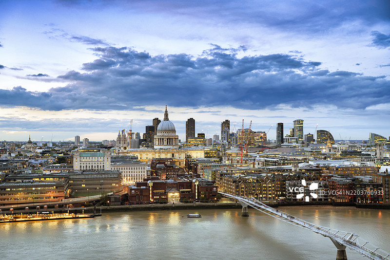 圣保罗大教堂与伦敦天际线在日落时分，英格兰图片素材