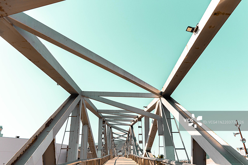 带消失点的钢桁架几何人行桥图片素材