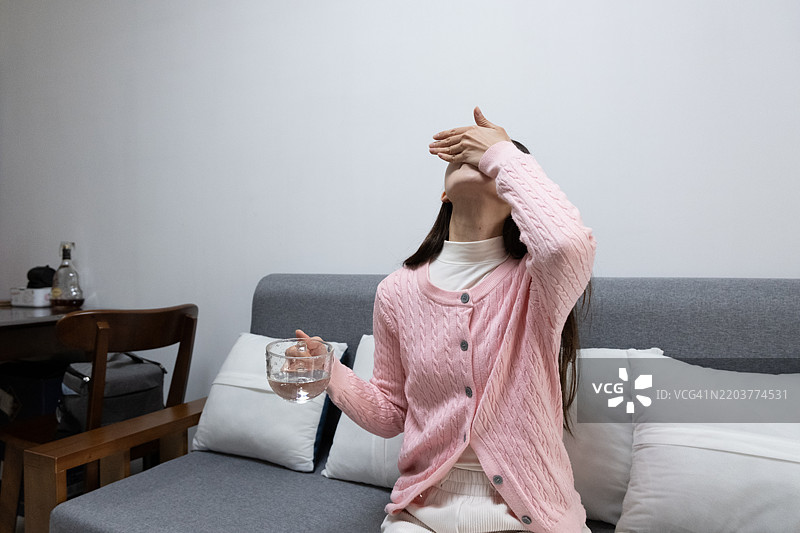 亚洲女性在家服药图片素材