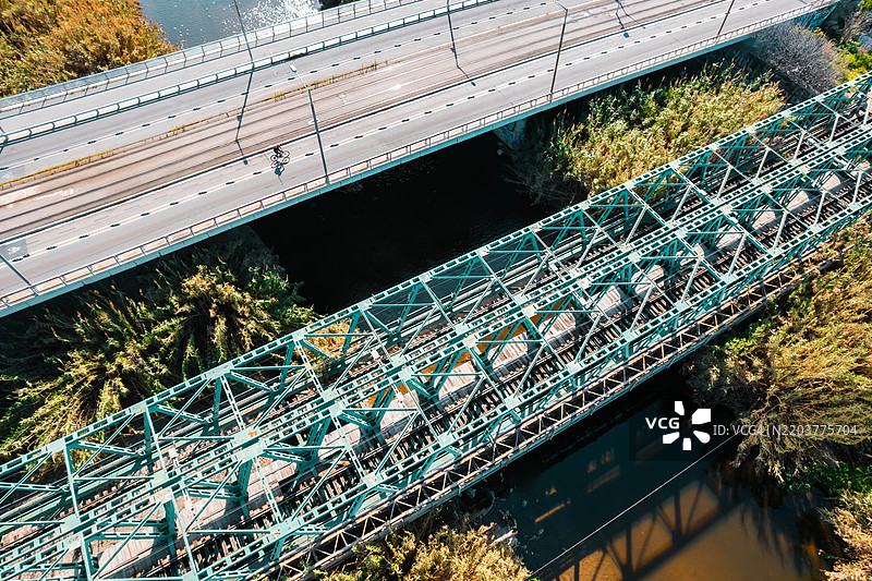 巴塞罗那河上的钢桁架铁路桥图片素材