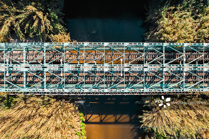 巴塞罗那河上的钢桁架铁路桥图片素材