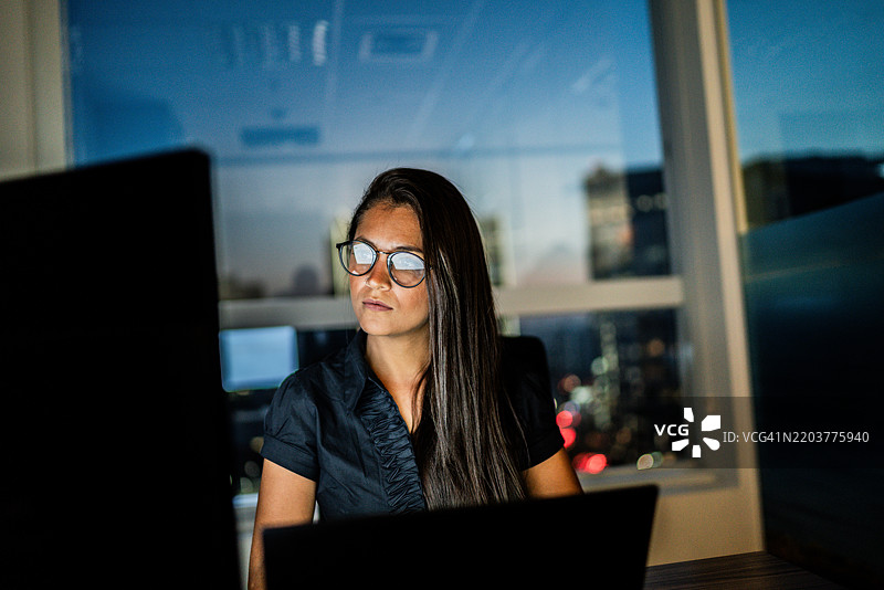 在办公室加班的女商人图片素材