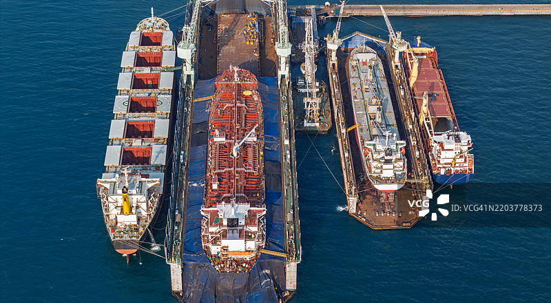 船厂干船坞维护和修理货船及油船的空中视图。图片素材