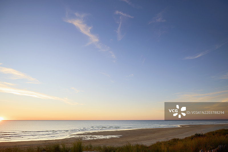 海边日落时浪漫的渐变色天空图片素材