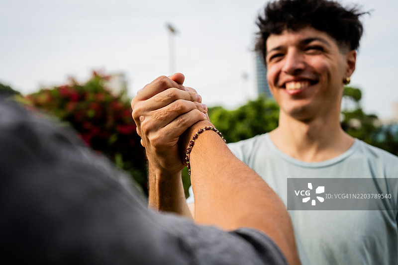 朋友们在公共公园里亲密问候彼此的特写镜头图片素材