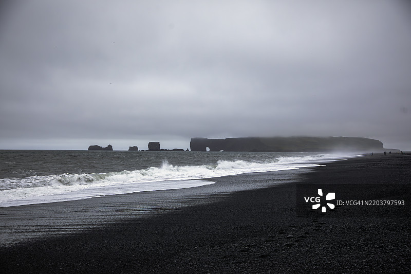 冰岛南部雷尼斯黑沙滩的阴郁海景图片素材
