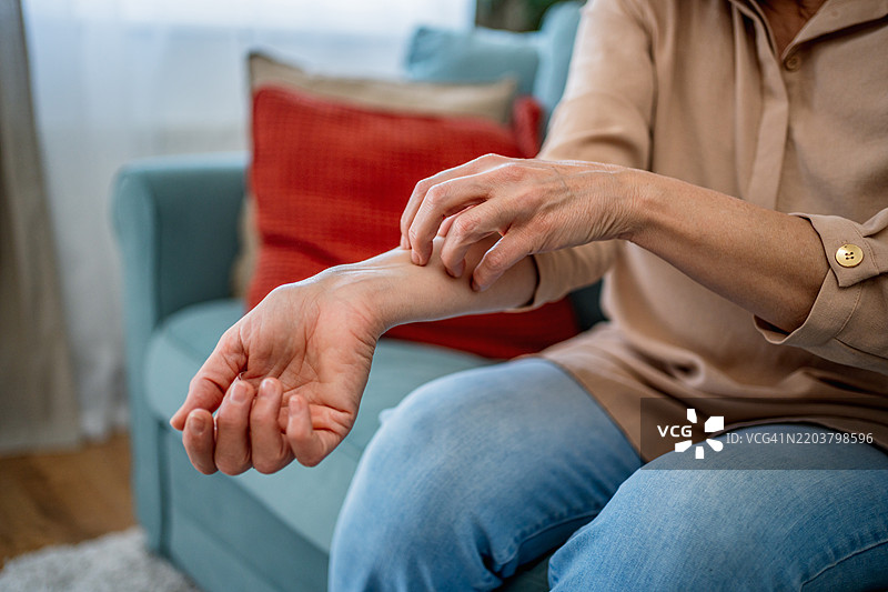 有皮肤瘙痒的女性图片素材