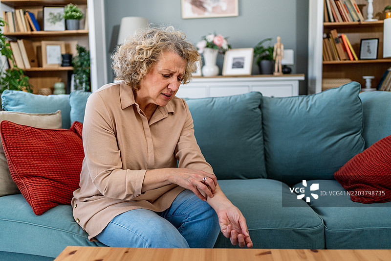 皮肤瘙痒的成熟的女性图片素材