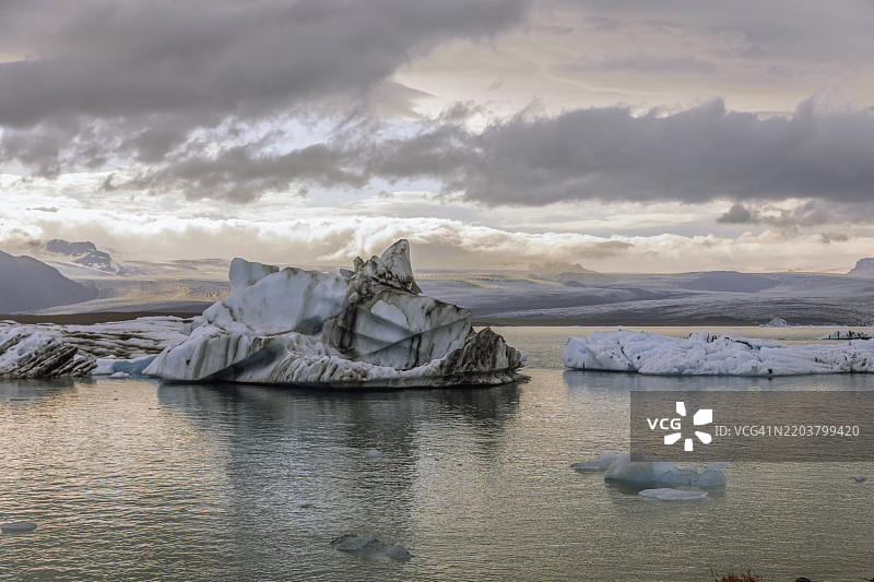 冰山在冰岛的约库尔萨龙冰川湖日落时漂流图片素材