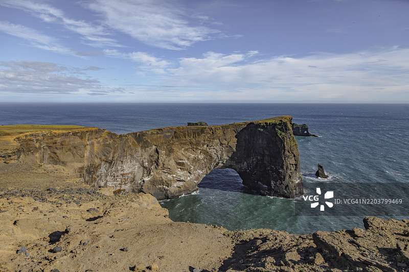 冰岛维克的迪尔霍莱半岛戏剧性的海岸拱门图片素材