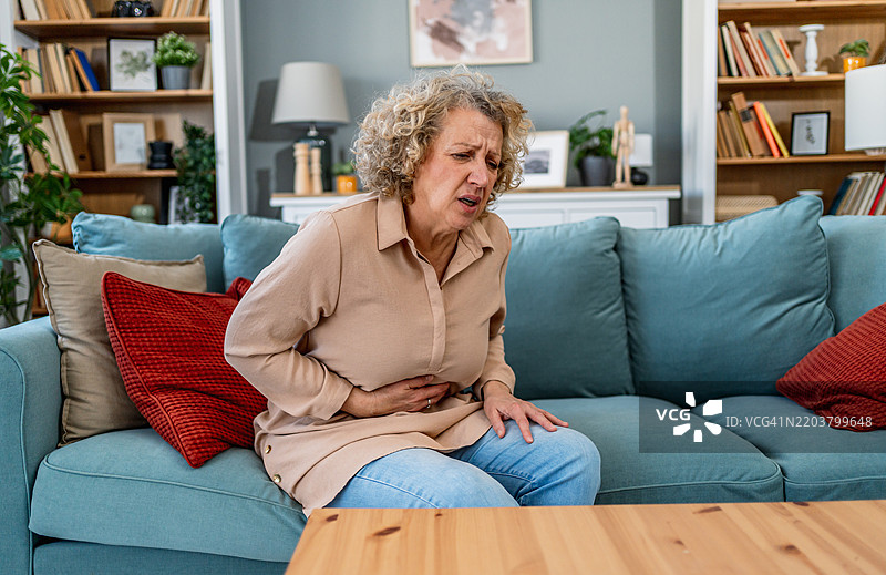 女性腹部疼痛不适图片素材