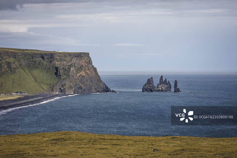 冰岛维克的迪尔霍拉伊悬崖和雷尼斯德朗加海堆的美丽景色图片素材