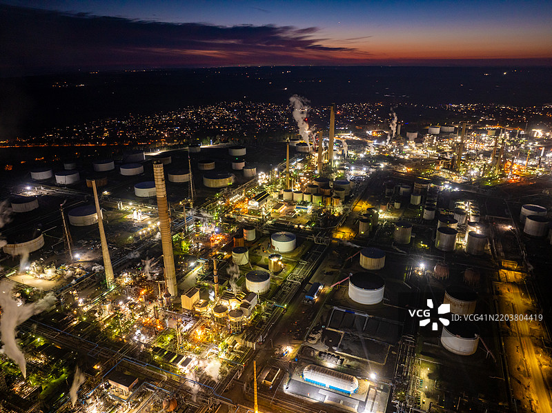 福利炼油厂照亮夜空：工业力量的鸟瞰图图片素材