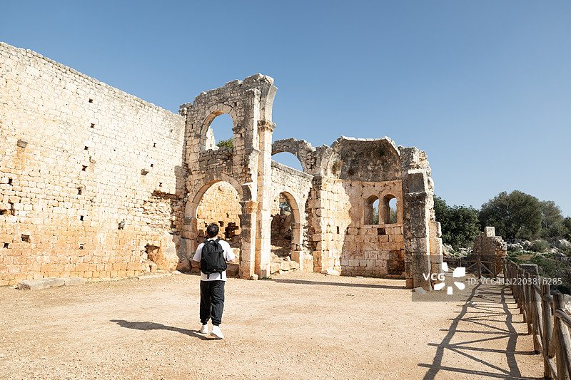 游客在土耳其梅尔辛的卡恩利迪瓦内古遗址探险图片素材