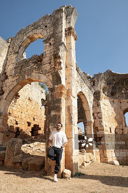 游客在土耳其梅尔辛的卡恩利迪瓦内古遗址探险图片素材