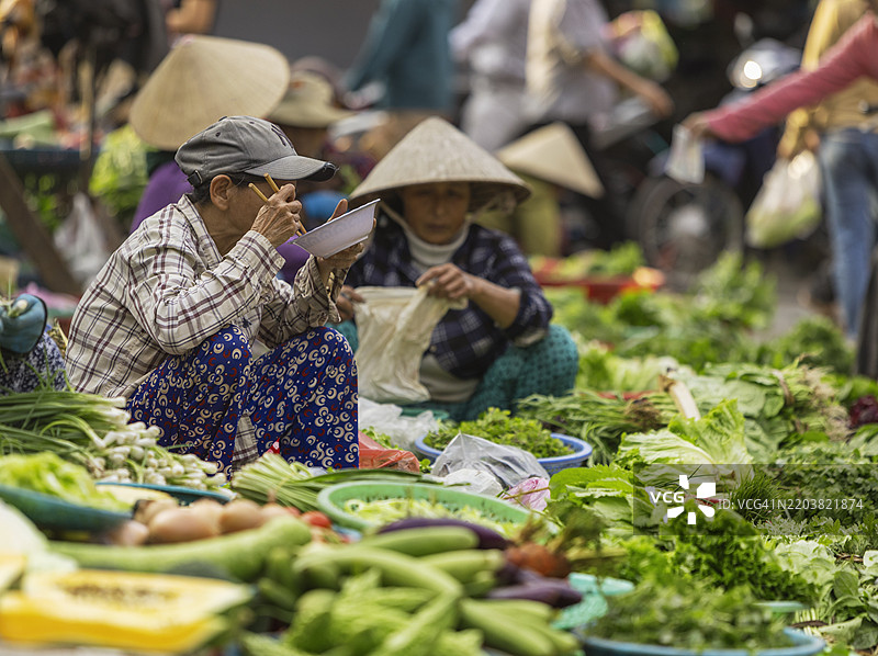 越南会安的市场商贩。图片素材