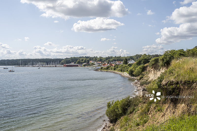 丹麦阿尔斯岛的根达尔姆斯廷徒步小径上的海岸景观，面向霍鲁哈文。图片素材