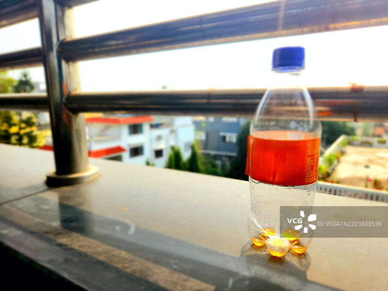 橙色饮料空瓶图片素材