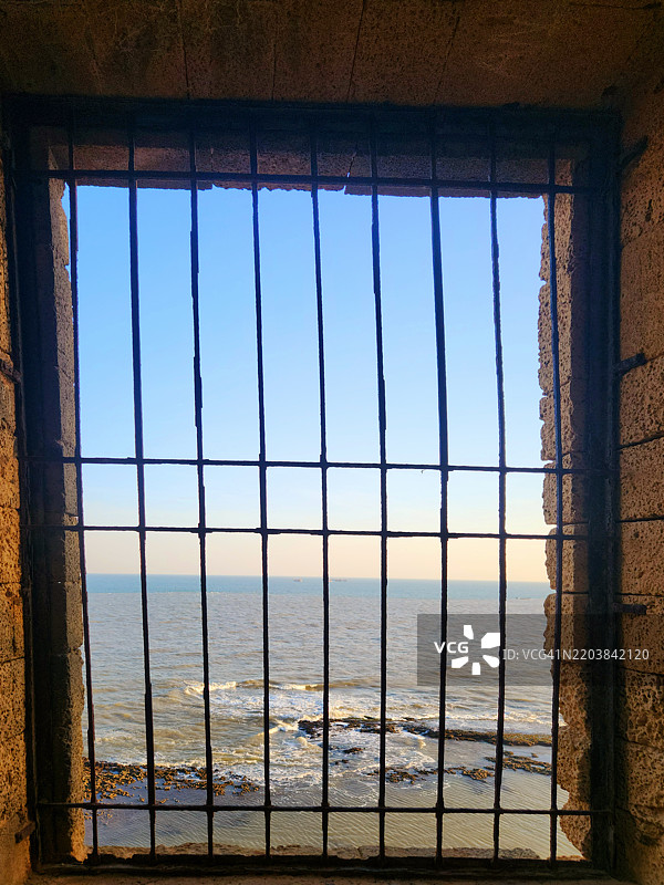 中世纪堡垒监狱的窗户俯瞰海洋图片素材