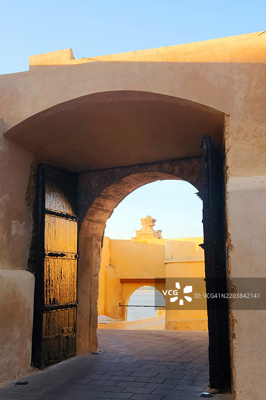 阿拉伯海上迪乌堡内的拱形门图片素材