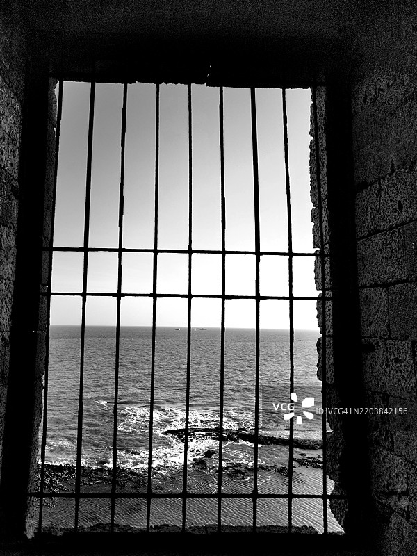 中世纪堡垒监狱的窗户俯瞰海洋图片素材