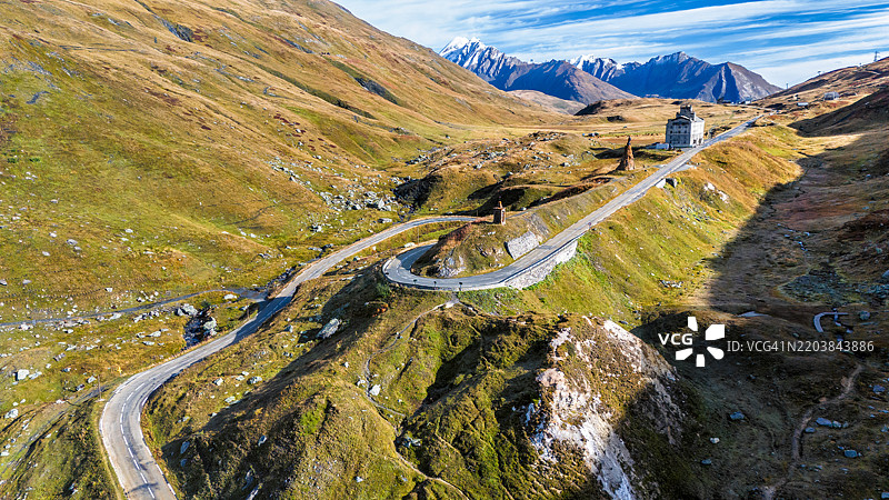 法国格拉吉申阿尔卑斯山的小圣伯纳德山口公路的鸟瞰图图片素材