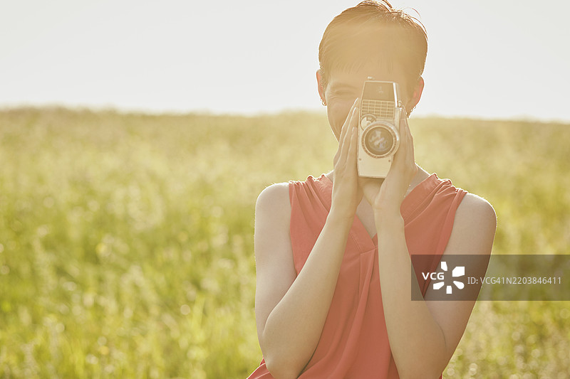 在田野中用8毫米相机拍摄的女性图片素材