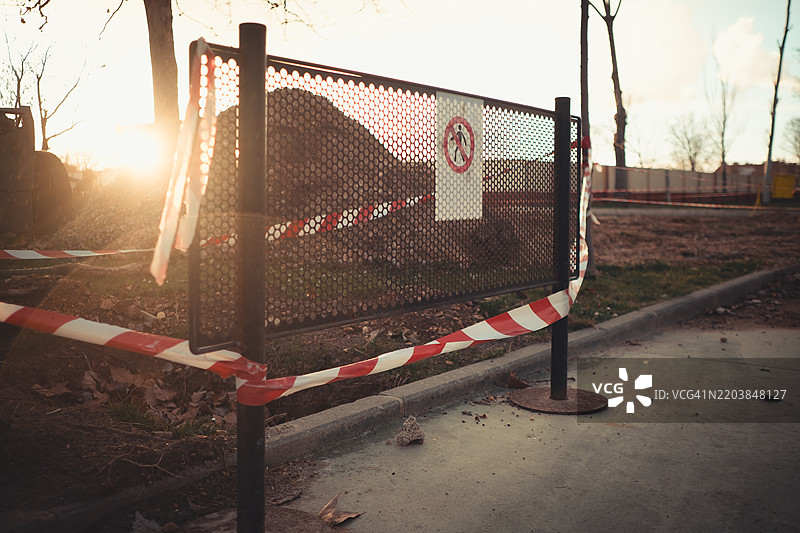 日落时分，围栏和警戒带封闭的建筑工地图片素材