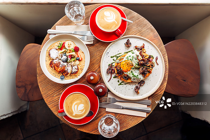 餐厅内供应的健康早餐，高角度视图图片素材