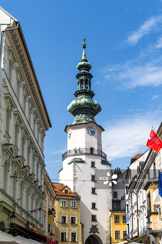 布拉迪斯拉发历史老城区的迈克尔门在晴朗的蓝天下图片素材