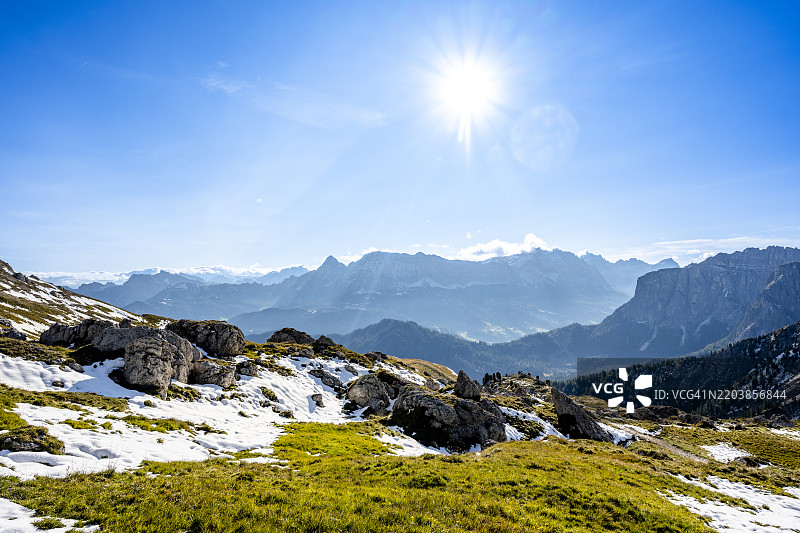 意大利南蒂罗尔的多洛米蒂山脉阳光明媚的风景，包含法内斯山脉和盖斯勒山脉。图片素材
