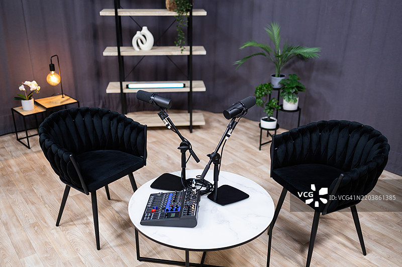 播客录音室设置，配备麦克风和调音台，准备录音图片素材