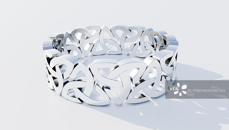 银色凯尔特结手链的3D渲染，放置在光滑的白色表面上，背景是蓝天。图片素材