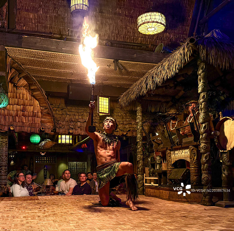 孤独的男子在MAI-KAI表演萨摩亚火舞。图片素材