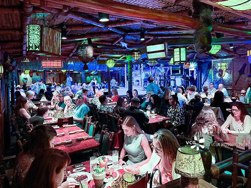 在劳德代尔堡的MAI-KAI餐厅和波利尼西亚表演前用餐的人们图片素材