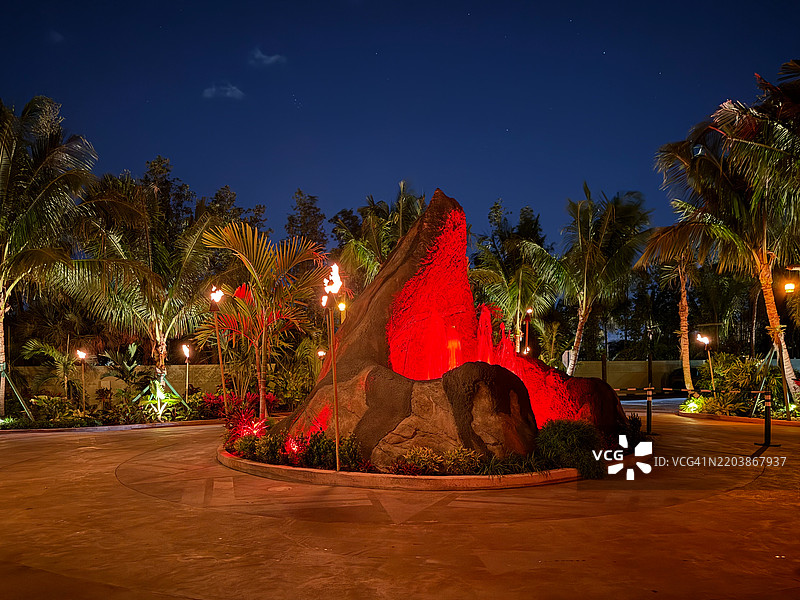 位于劳德代尔堡的波利尼西亚餐厅/表演MAI-KAI外的鲜红色迷你火山图片素材