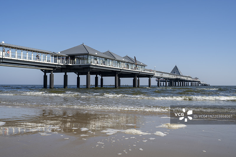 德国乌瑟岛的赫林斯多夫码头，海滩和大海的美丽景色图片素材