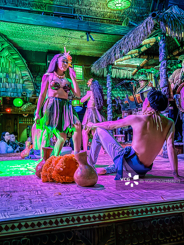 舞者在MAI-KAI表演夏威夷舞蹈。图片素材