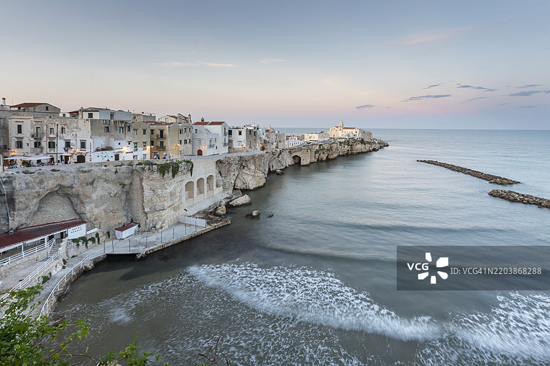 意大利维耶斯特海岸日落时的美丽景色，周围无人。图片素材